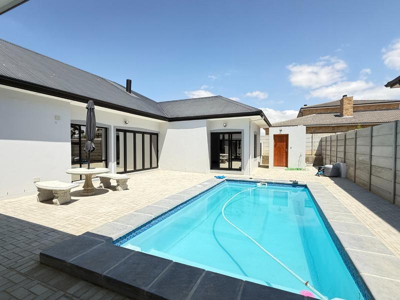 5 Bedroom Property for Sale in Tafelzicht Western Cape